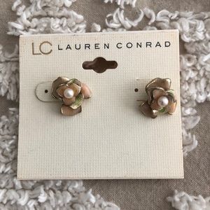 NWT. LC flower post earnings with pearls. Gold